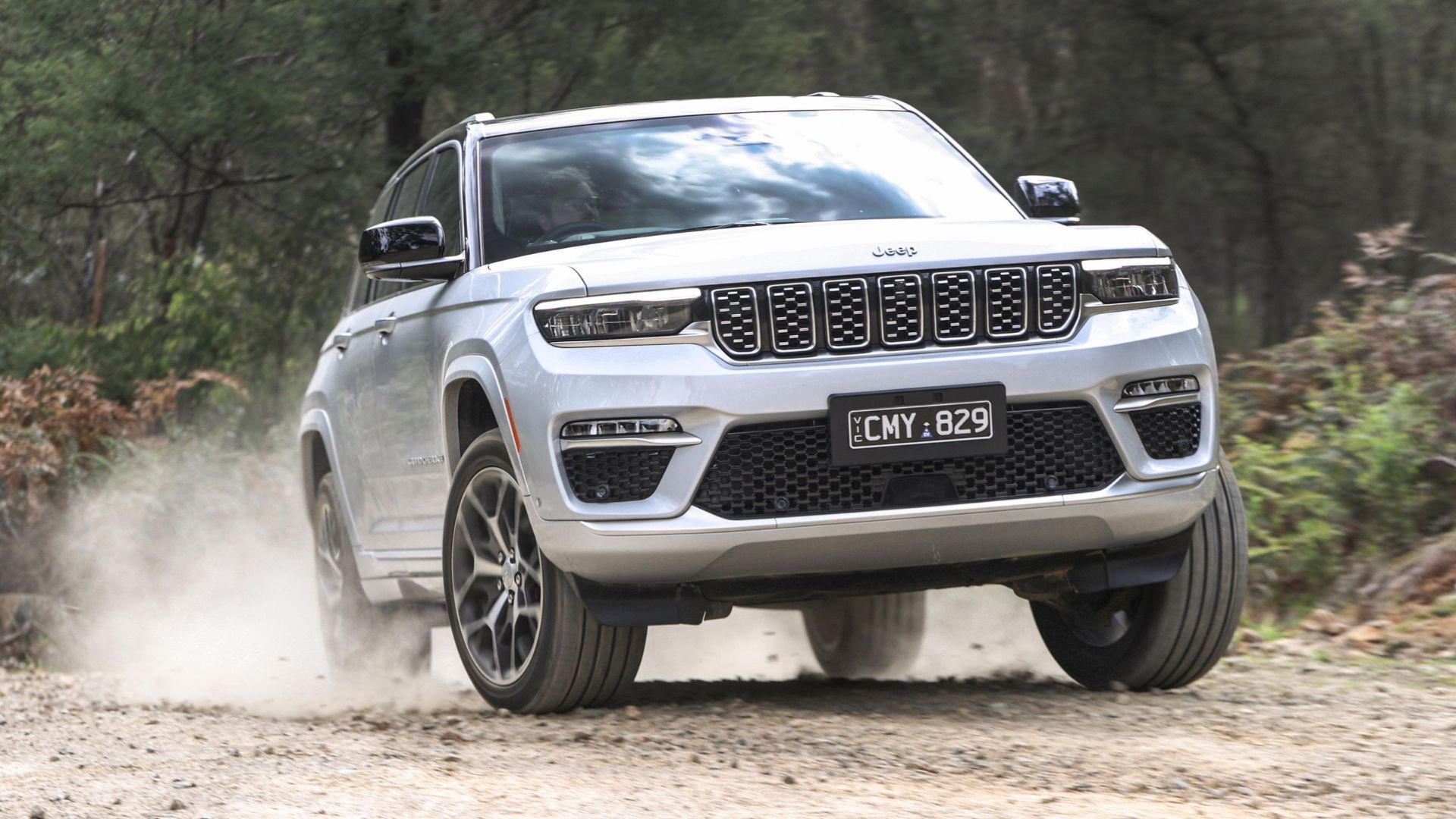 Jeep Grand Cherokee 2025 branco na estrada de terra.