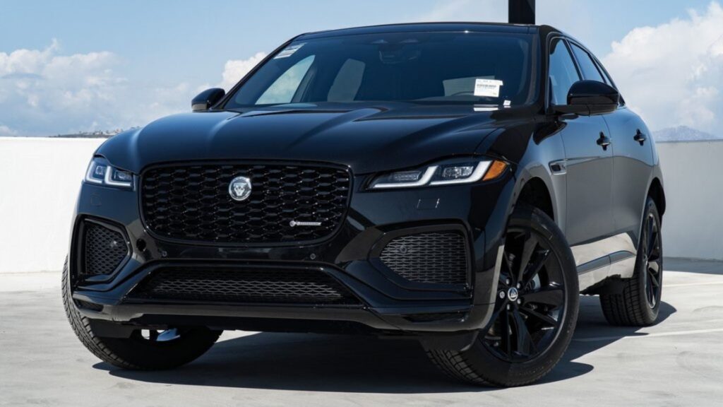 Dianteira do Jaguar F-Pace 2025.