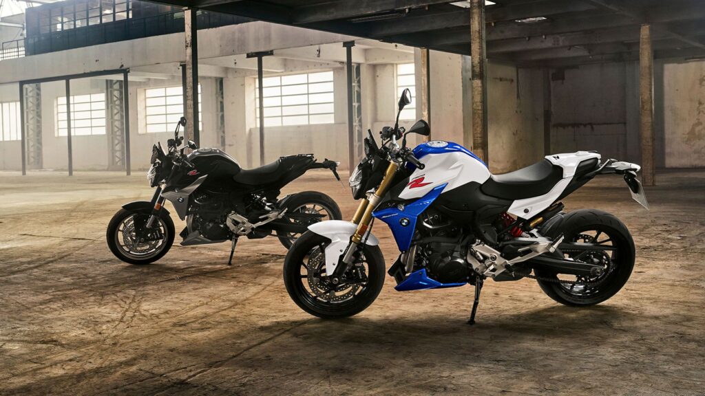 Duas BMW F 900 R 2025.