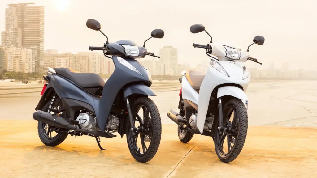 Duas Honda Biz 2025 paradas.
