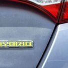 Marca na traseira de Veículo Híbrido.