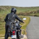 homem-empurrando-moto-sem-gasolina