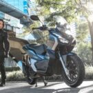 Honda ADV 2025 estacionada.