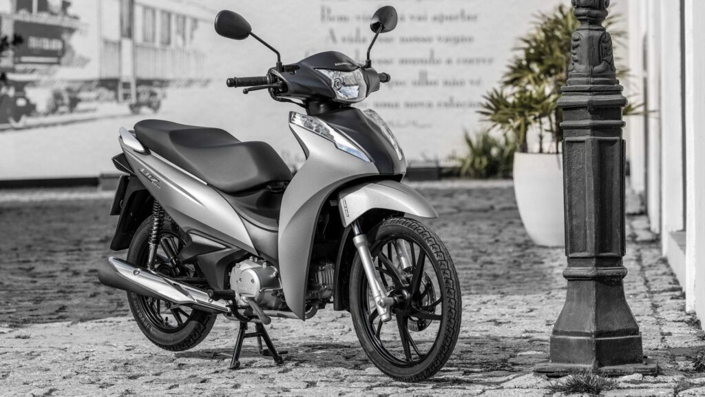 Honda Biz 2025 parada.