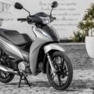 Honda Biz 2025 parada.