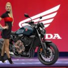 Honda CB 1000R 2025 em exposição.