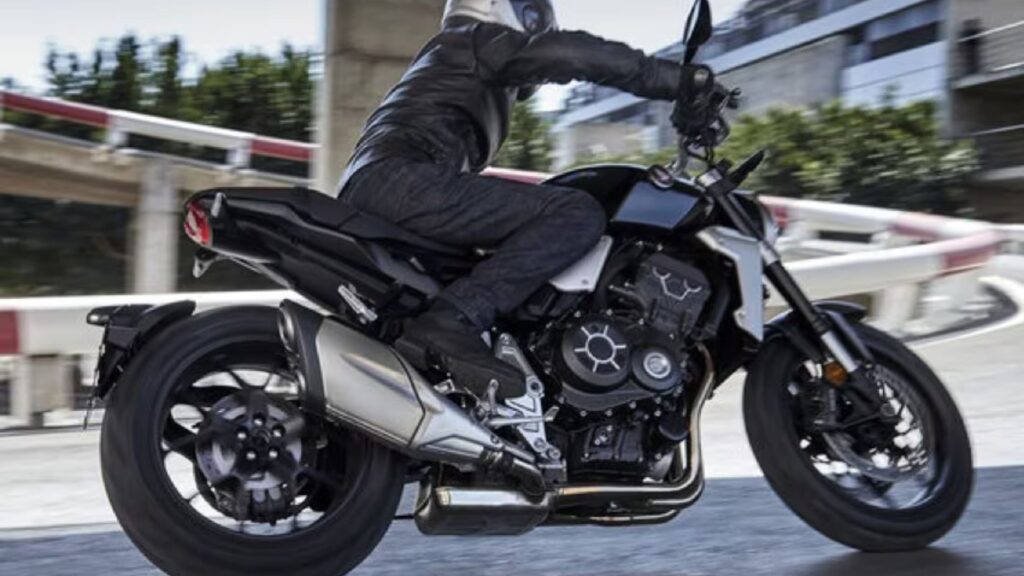 Honda CB 1000R 2025 em movimento.