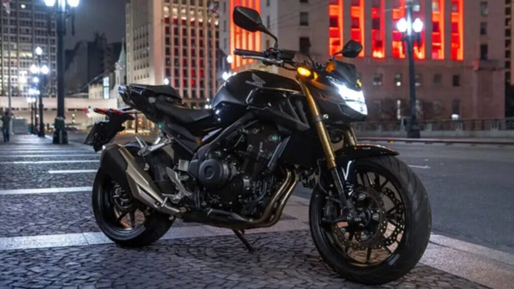 Honda CB 500F 2025 preta parada.