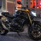 Honda CB 500F 2025 preta parada.