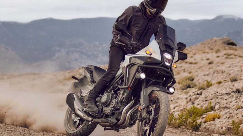 Honda CB 500X 2025 derrapando na terra.