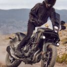 Honda CB 500X 2025 derrapando na terra.