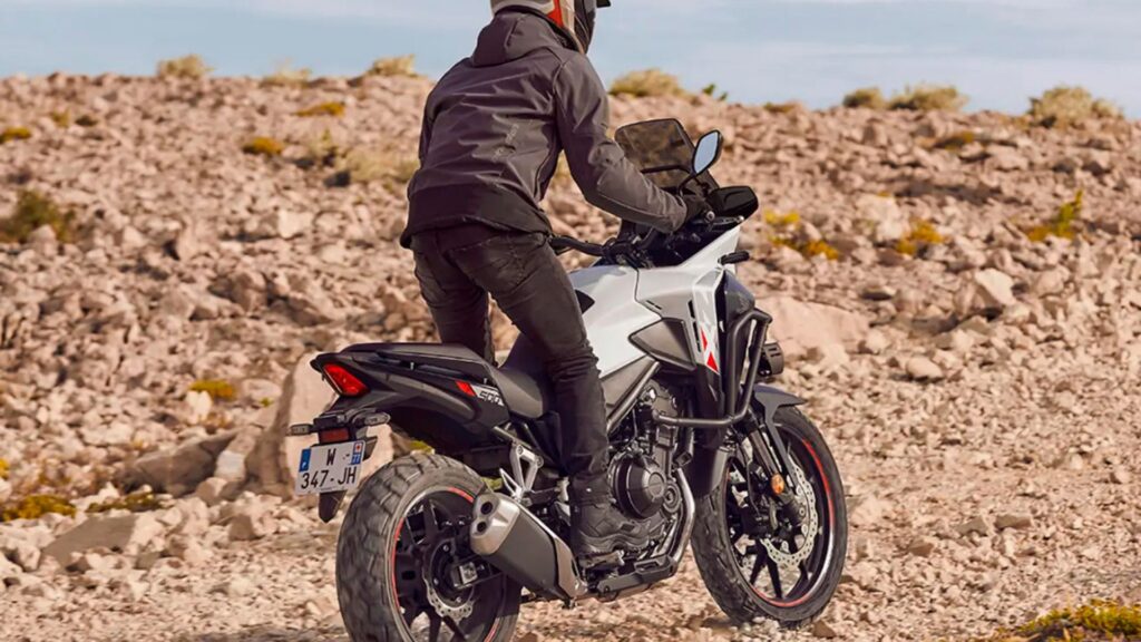 Honda CB 500X 2025 no barro.