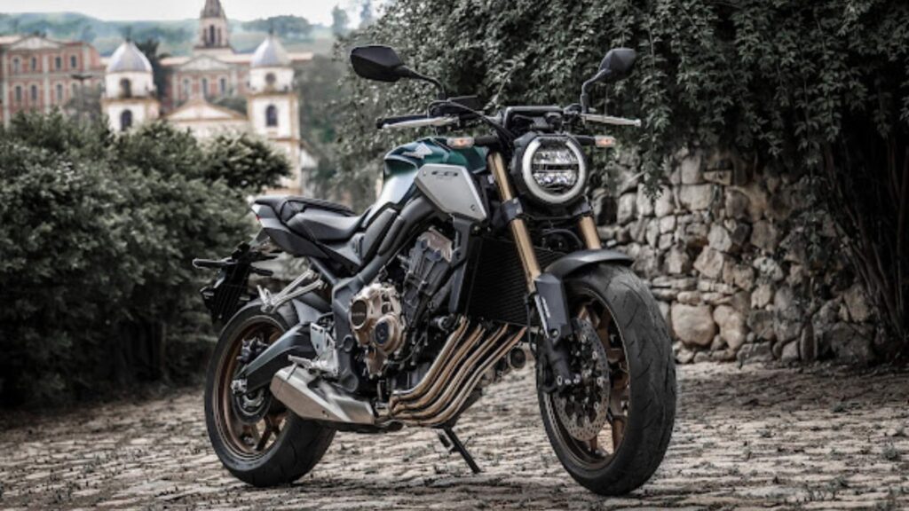 Lateral da Honda CB 650R 2025.