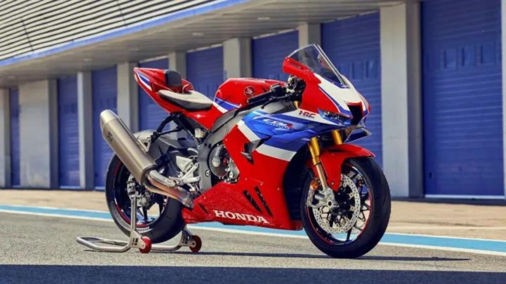 Honda CBR 1000RR-R Fireblade SP 2025 em descanso.