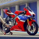 Honda CBR 1000RR-R Fireblade SP 2025 em descanso.