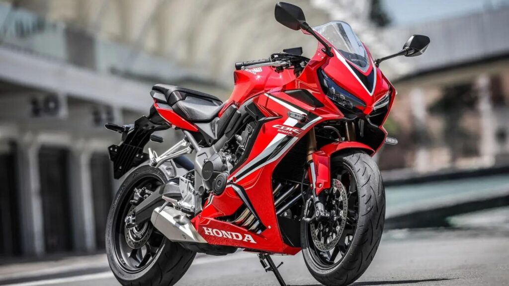 Dianteira da Honda CBR 650R 2025 vermelha.