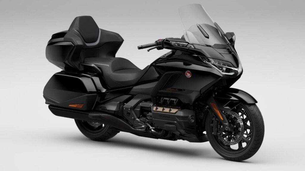 Honda GL 1800 Gold Wing Tour 2025 preta em fundo branco.