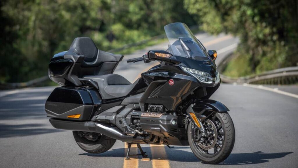 Honda GL 1800 Gold Wing Tour 2025 preta no descanso.