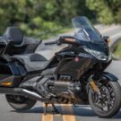 Honda GL 1800 Gold Wing Tour 2025 preta no descanso.