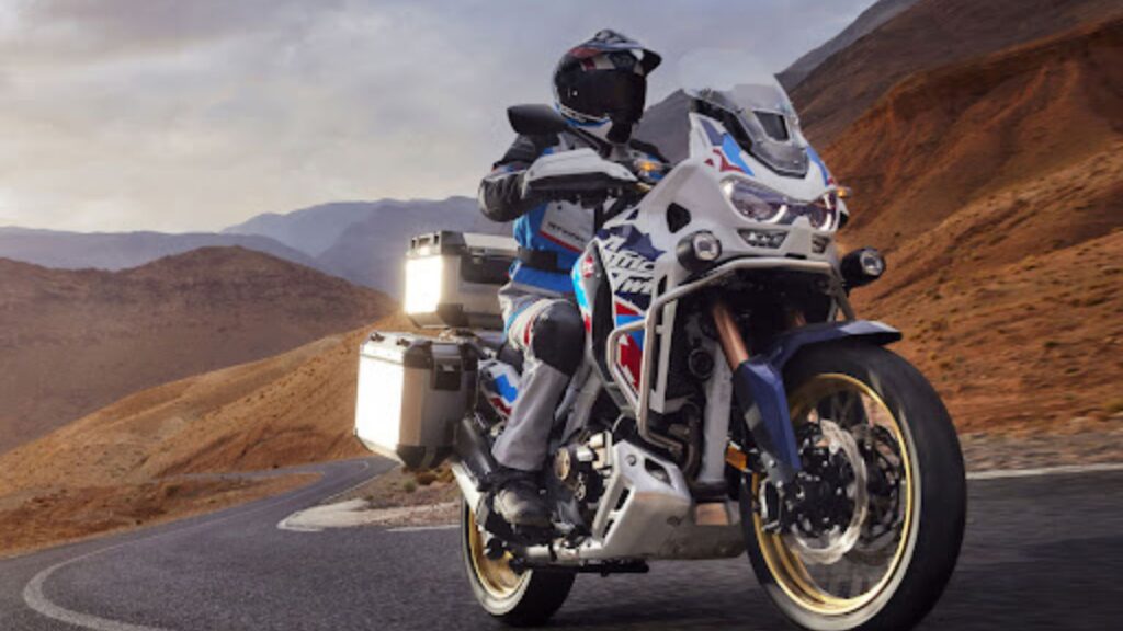 Honda CRF 1100L Africa Twin 2025 na estrada.