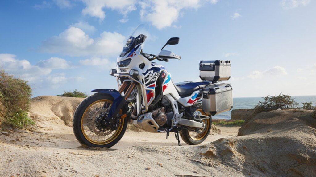 Honda CRF 1100L Africa Twin 2025 na praia.