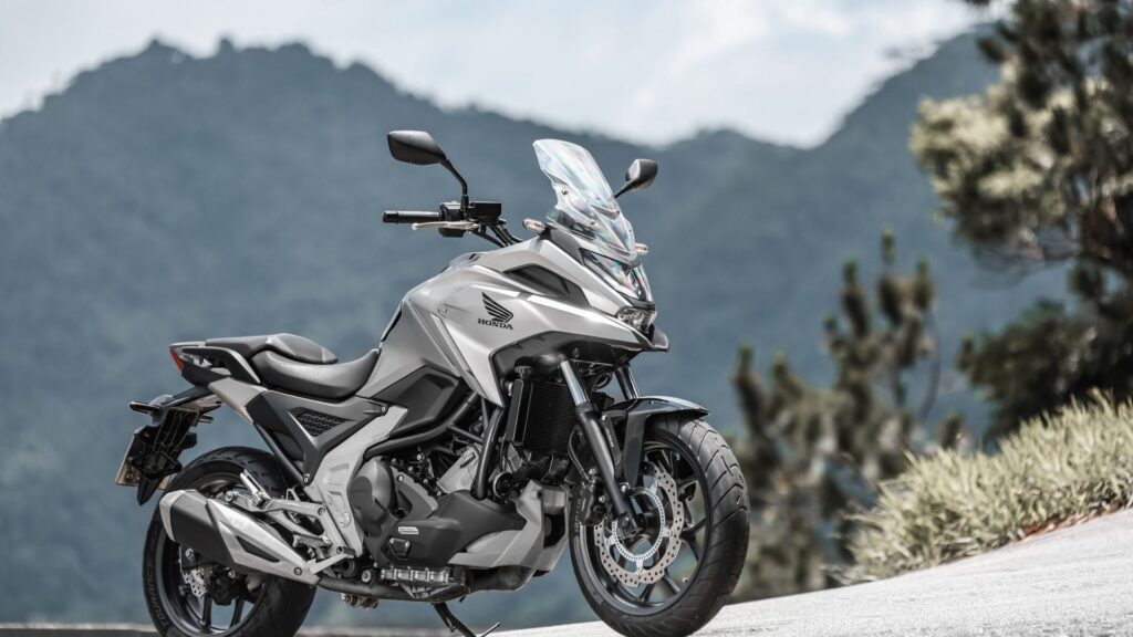Honda NC 750X 2025 na diagonal.