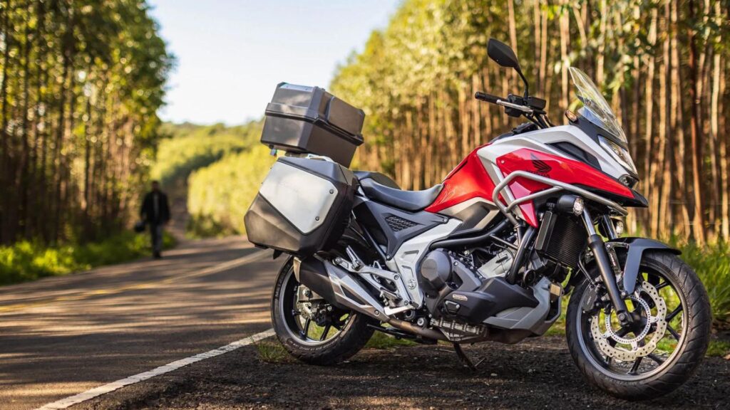 Honda NC 750X 2025 vermelha.