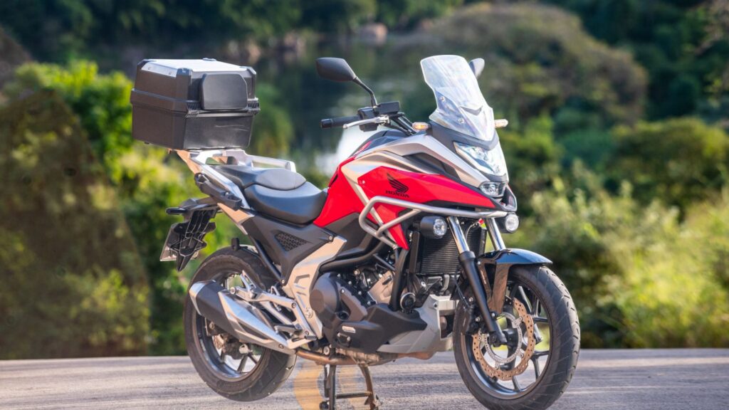 Honda NC 750X 2025 em pezinho.
