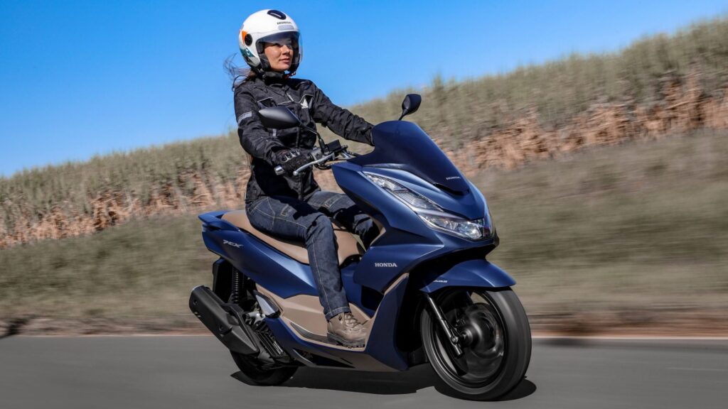 Honda PCX 2025 na estrada.