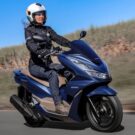 Honda PCX 2025 na estrada.