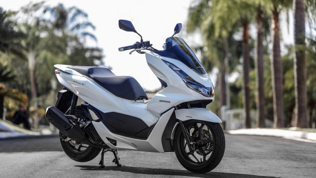 Honda PCX 2025 branca na diagonal.