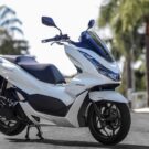 Honda PCX 2025 branca na diagonal.