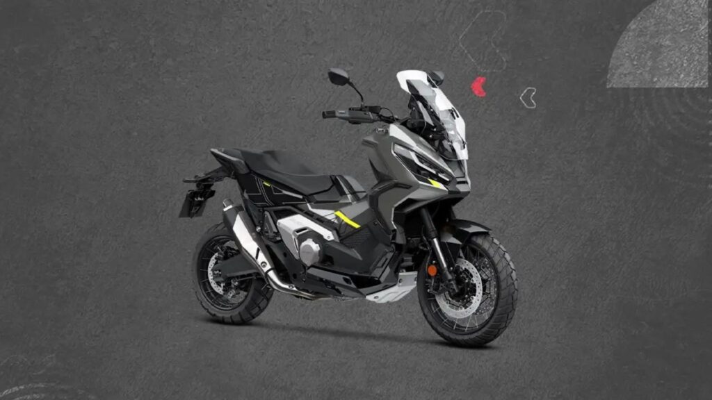Honda X-ADV 2025 em fundo preto.