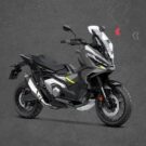 Honda X-ADV 2025 em fundo preto.