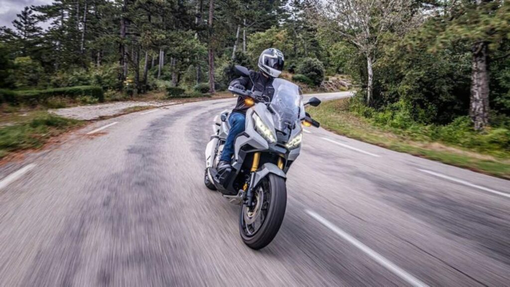 Honda X-ADV 2025 na estrada.
