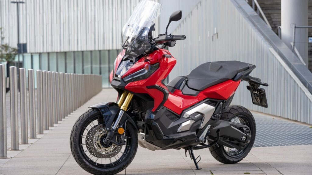 Honda X-ADV 2025 vermelho na diagonal.