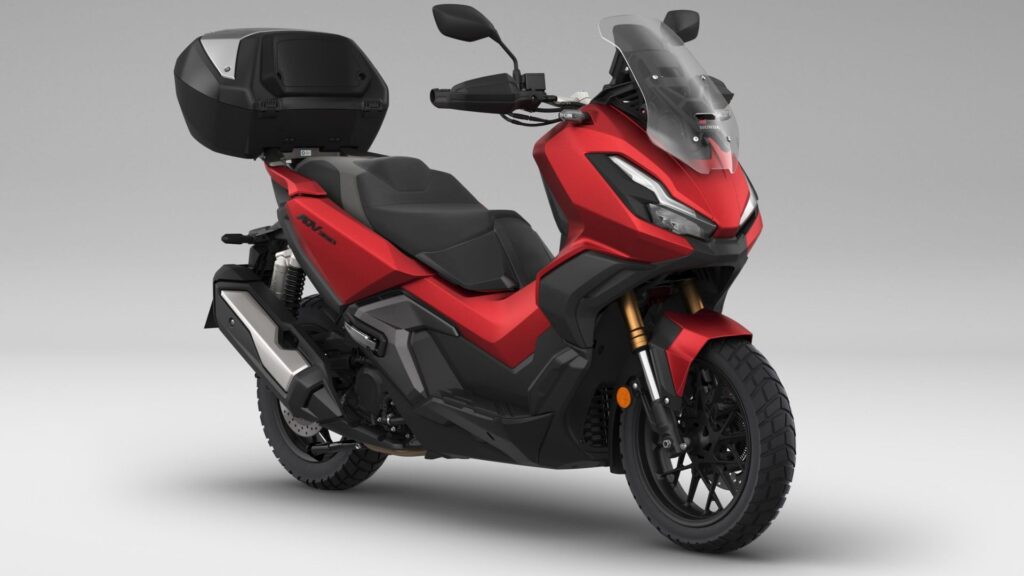 Honda X-ADV 2025 vermelha na diagonal.