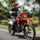 Honda XR 300L Tornado 2025 em movimento na estrada.