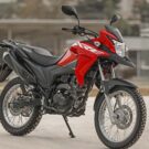 Honda XRE 190 2025 na diagonal.