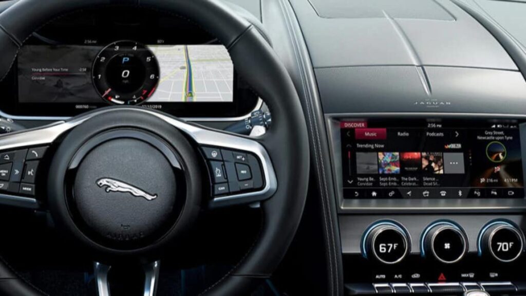 Interna do Jaguar F-Type 2025.