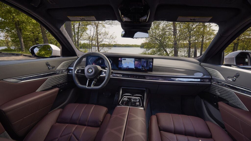 Interna do BMW i7 2025.