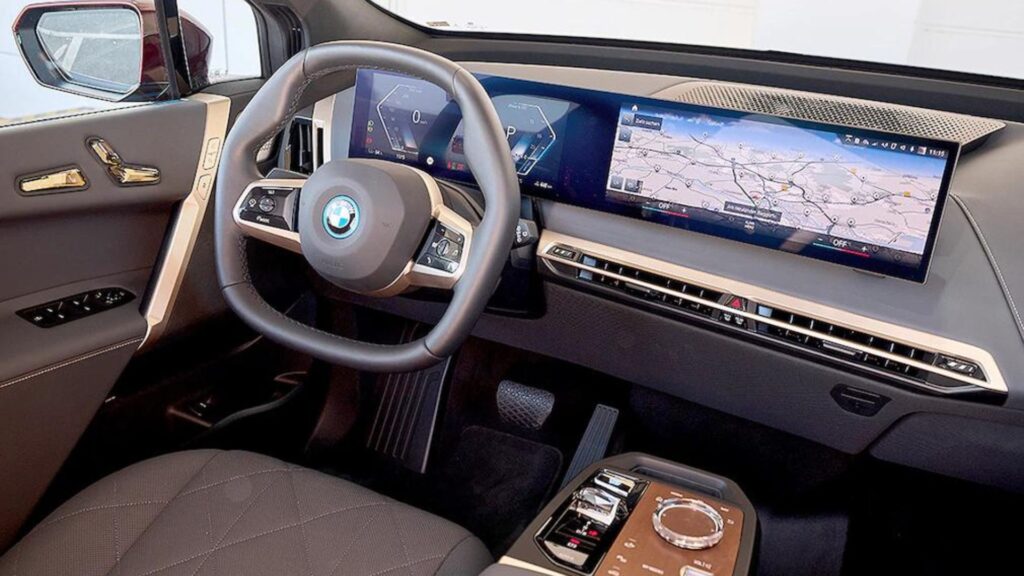 Interna do BMW iX M60 2025.