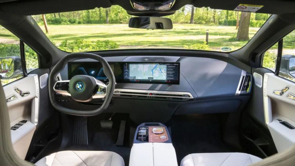 Interna do BMW iX M60 2025.