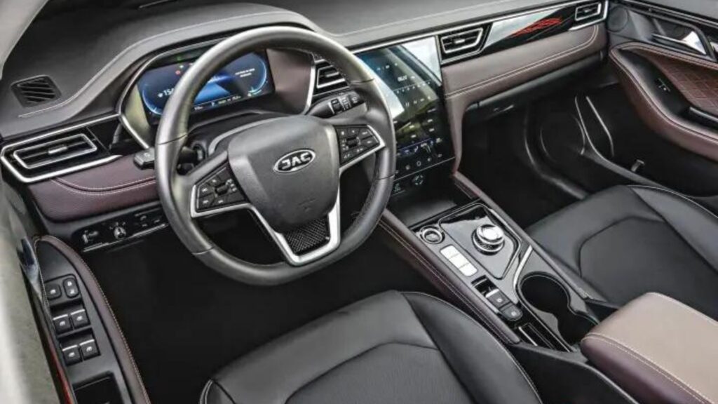 Interna do Jac E-J7 2025.