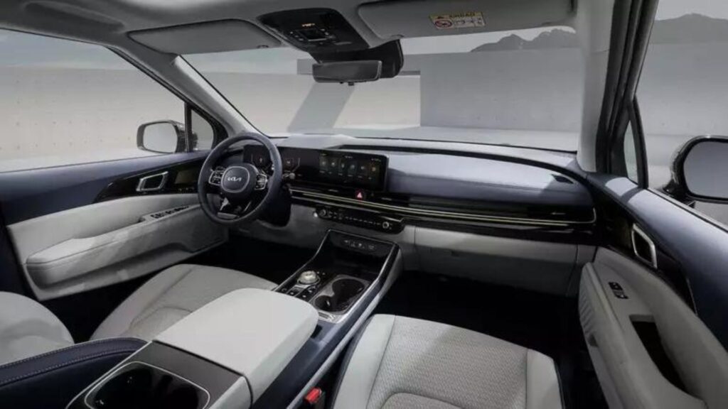 Interna do Kia Carnival 2025.
