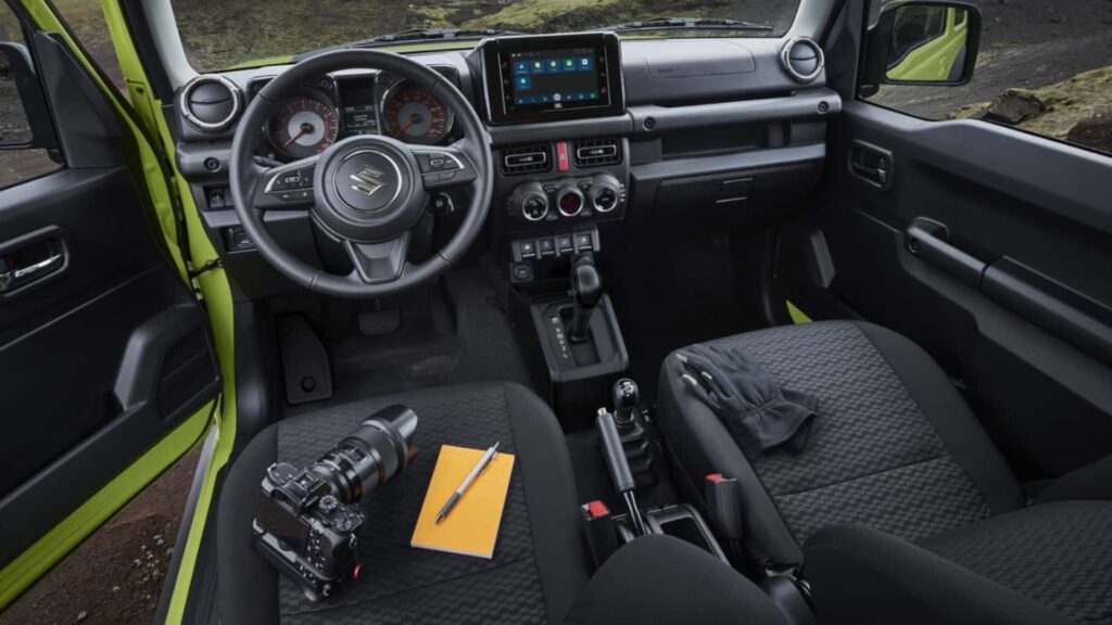 Interna do Suzuki Jimni Sierra 2025.