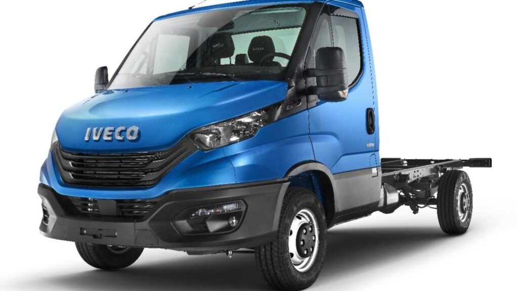 Iveco Daily 2025 na diagonal em fundo branco.