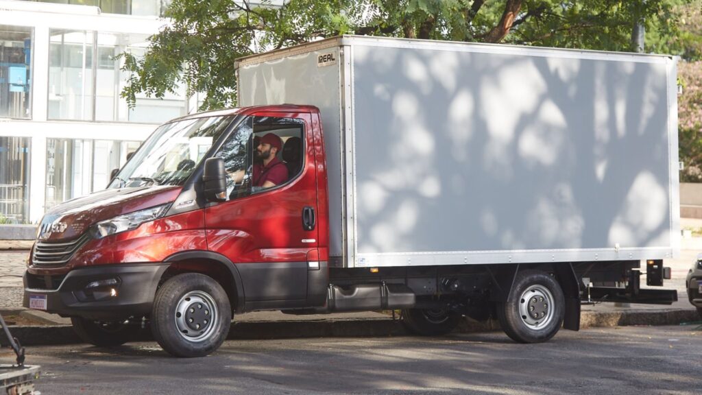 Iveco Daily 2025 vermelho no baú.