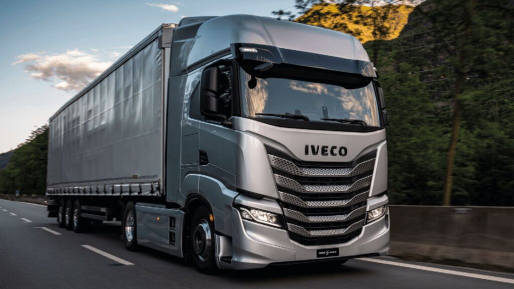 Iveco S-Way 2025 cinza em movimento.