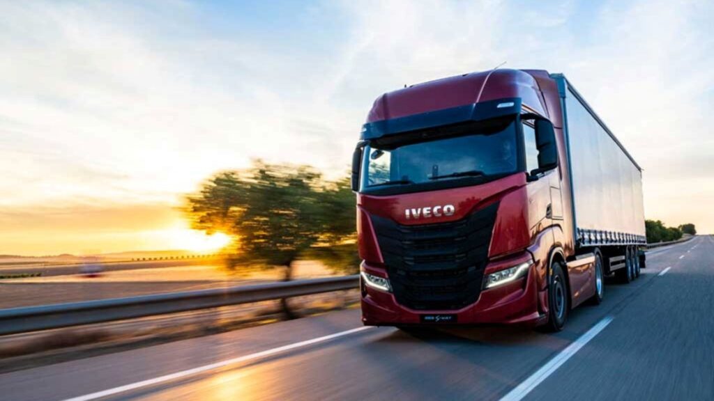 Iveco S-Way 2025 vermelho na estrada.